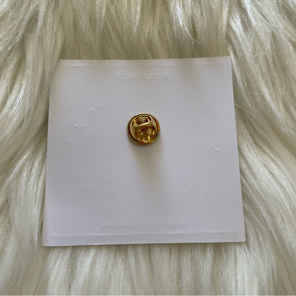 🎁3/$30 NEW ivycdraws Gold Wolf Pack Enamel Pin - Picture 3 of 3